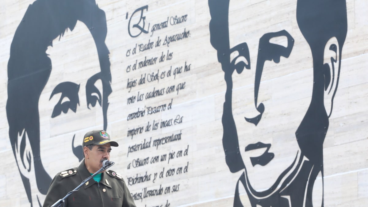 Nicolás Maduro (i), habla durante un acto con la Fuerza Armada Nacional Bolivariana (FANB), antes de fin de año en Caracas.