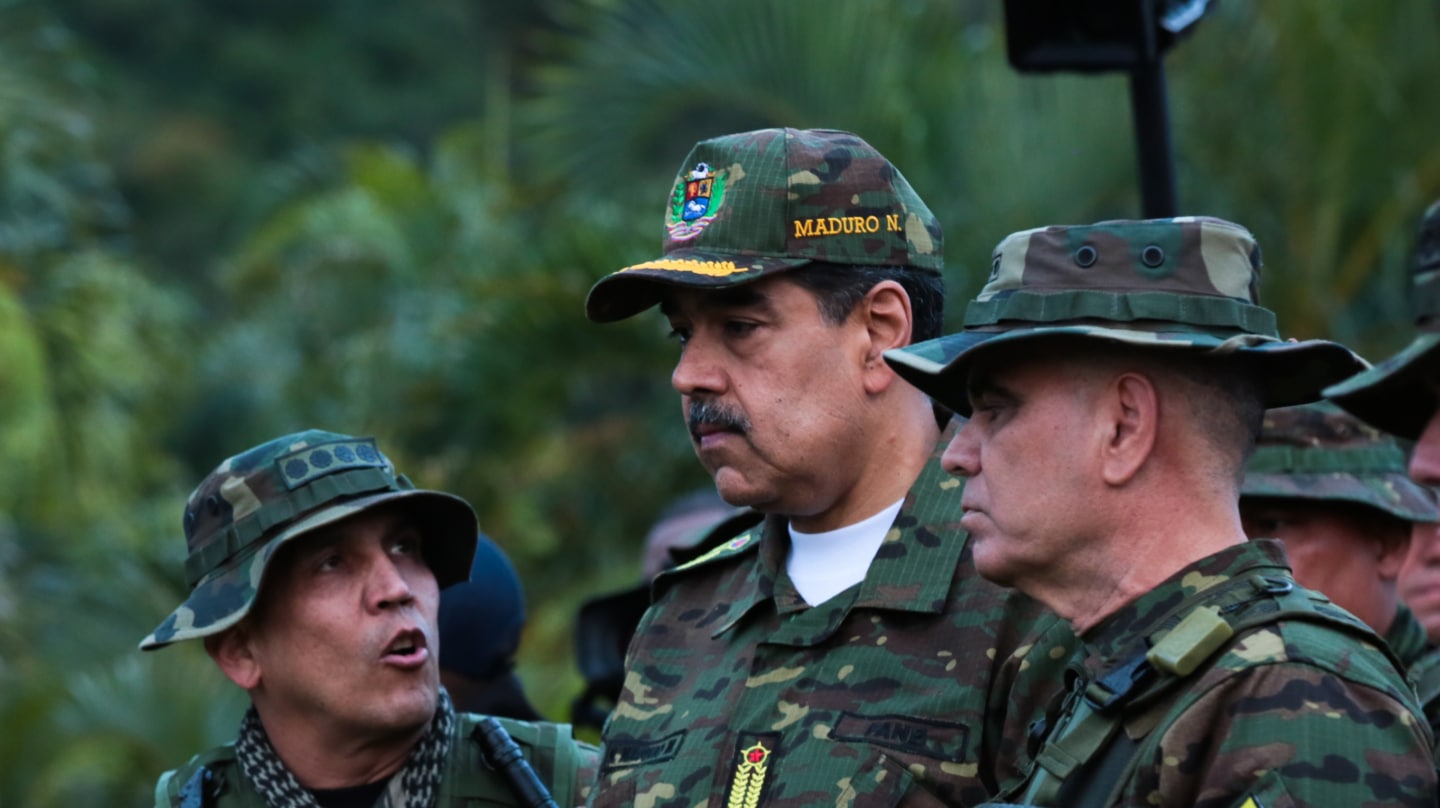 Nicolás Maduro observa los primeros ejercicios militares de 2025 desde Caracas