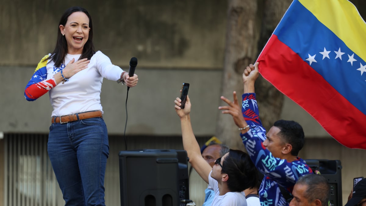 María Corina Machado saluda a sus seguidores en Caracas