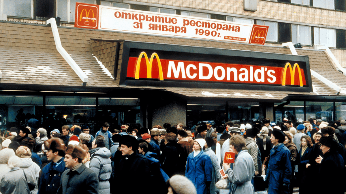 Colas ante el McDonalds de la Plaza Pushkin de Moscú, inaugurado el 31 de enero de 1990.