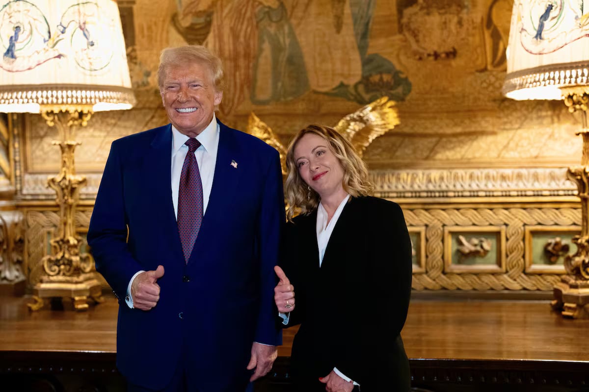 La primera ministra italiana, Giorgia Meloni, en su visita a Mar-a-Lago, en Florida, junto a Donald Trump