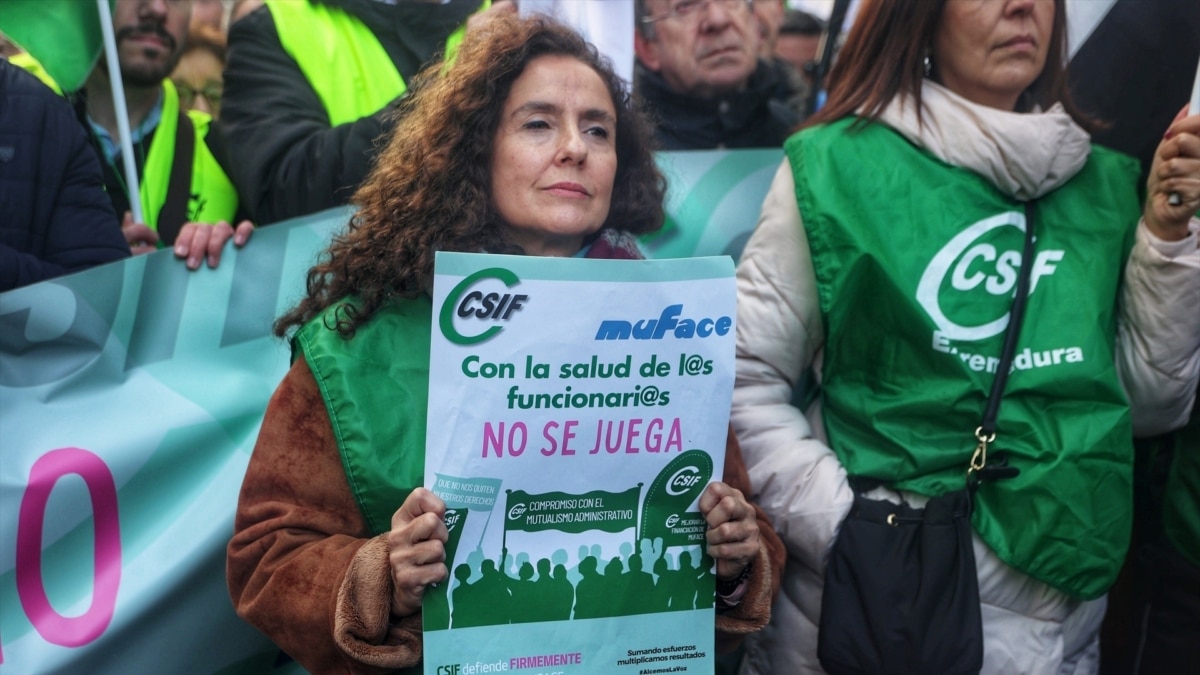 Una manifestante frente a la Dirección General de Muface en Madrid el pasado 14 de diciembre.