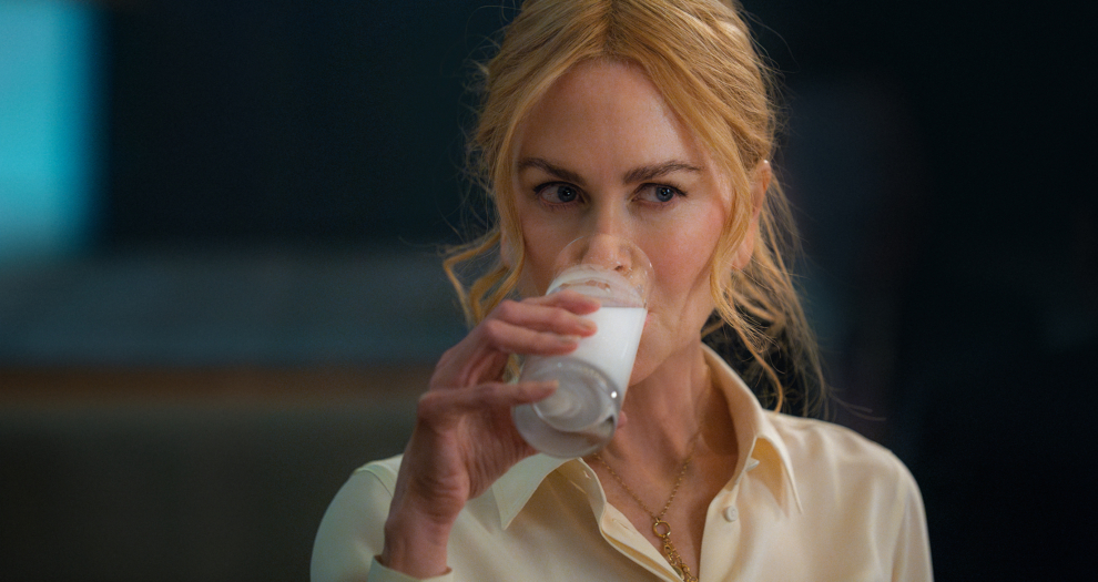 Nicole Kidman y el ya famoso vaso de leche de 'Babygirl'.