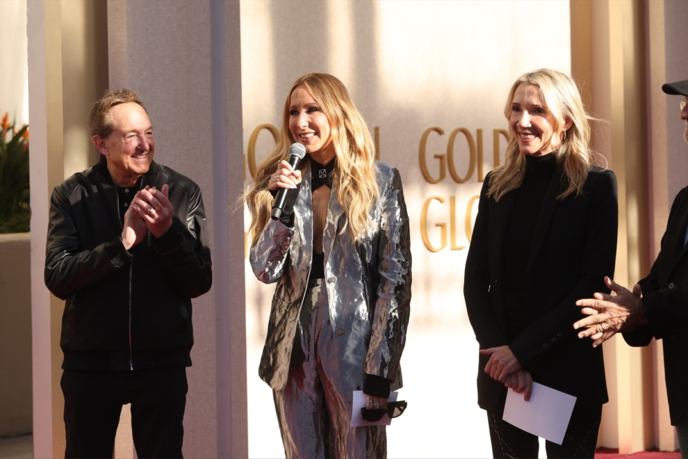 Barry Adelman (productor), la actriz y presentadora Nikki Glaser, y la presidenta de los Globo de Oro Helen Hoehne en la presentación de la alfombra roja de los Globo de Oro.