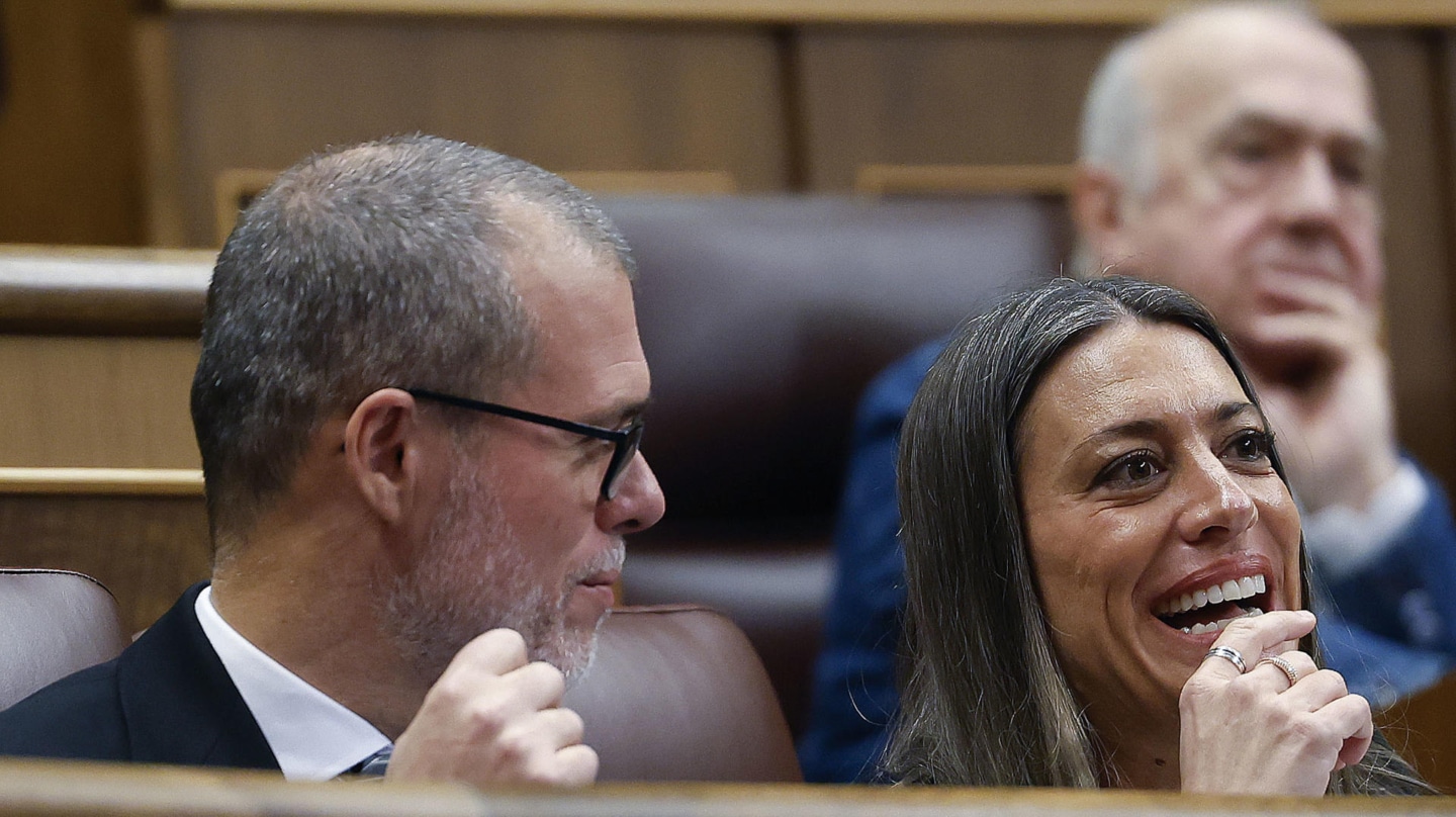 La portavoz parlamentaria de Junts, Miriam Nogueras, junto al diputado del grupo Josep María Cruset, en un pleno del Congreso