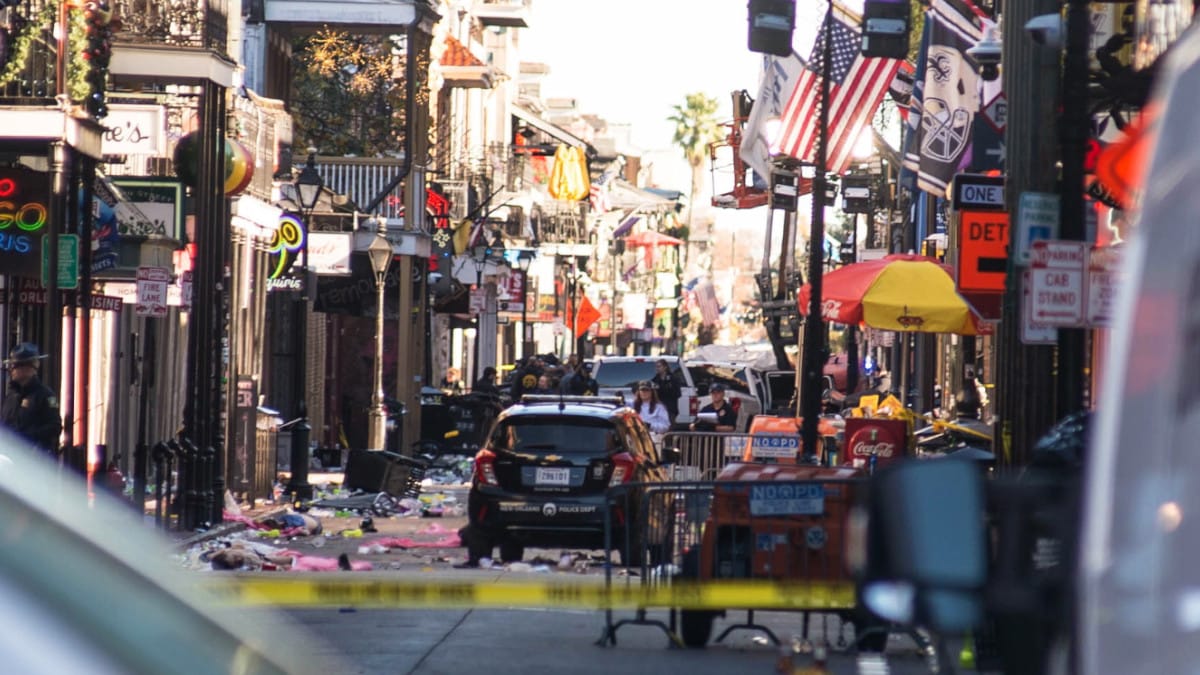 Bourbon Street permanece acordonada la mañana de Año Nuevo tras el atropello masivo de la noche anterior.