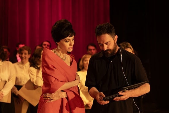 Angelina Jolie, como Maria Callas, recibe las instrucciones de Pablo Larraín durante el rodaje de 'Maria'.