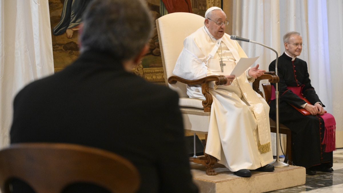 El papa Francisco criticó este sábado a los países que invierten en la industria armamentística y lo tildó de "locura" porque, advirtió, eso "no beneficia a la gente", durante una audiencia con la Fundación Católica de Verona.