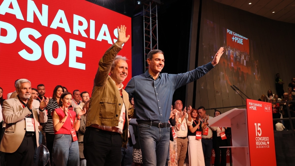 El presidente del Gobierno, Pedro Sánchez, cierra la reelección del ministro de Ángel Víctor Torres como secretario general del PSOE canario