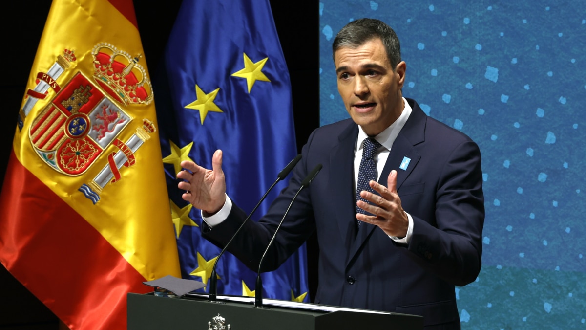 El presidente del Gobierno, Pedro Sánchez, durante su intervención el primer acto por el 50 aniversario de la muerte de Franco y el inicio del proceso hacia la democracia celebrado este miércoles en Madrid.