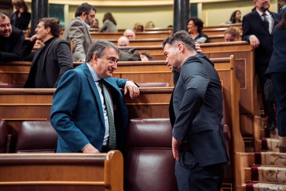 Los portavoces de PNV, Aitor Esteban (i), y ERC, Gabriel Rufián (d), en el pleno del Congreso este miércoles