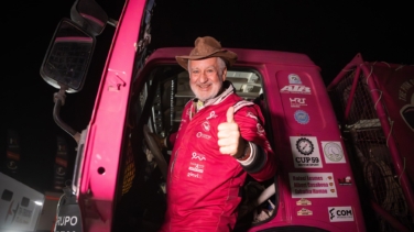 El campeón del Dakar conduce un camión rosa, tiene 65 años, es español y se sacó el carnet hace dos años