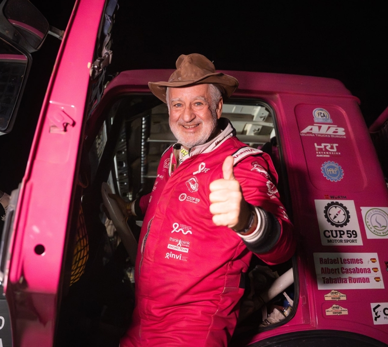 El campeón del Dakar conduce un camión rosa, tiene 65 años, es español y se sacó el carnet hace dos años