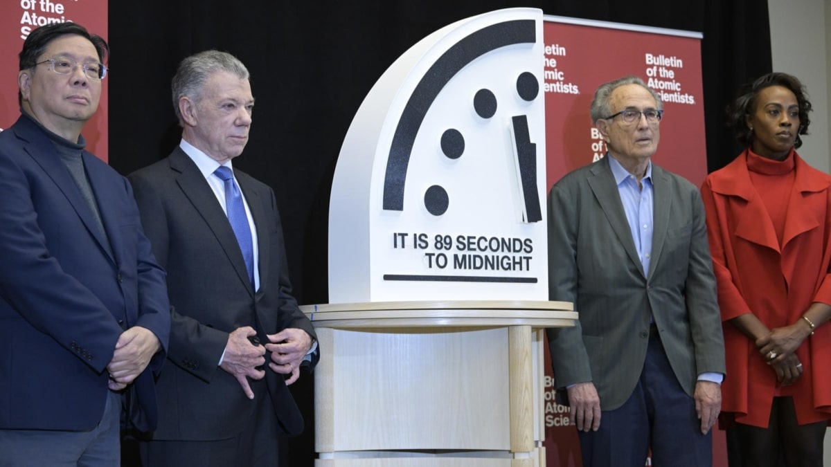 Los miembros del Boletín de Científicos Atómicos, Herb Lin (i), Robert Socolow (2-d), y Suzet McKinney (d), y el expresidente colombiano, Juan Manuel Santos, participan en una conferencia de prensa para anunciar la actualización del 'Reloj del Juicio Final' celebrada este martes, en el Instituto de Paz de los Estados Unidos en Washington.