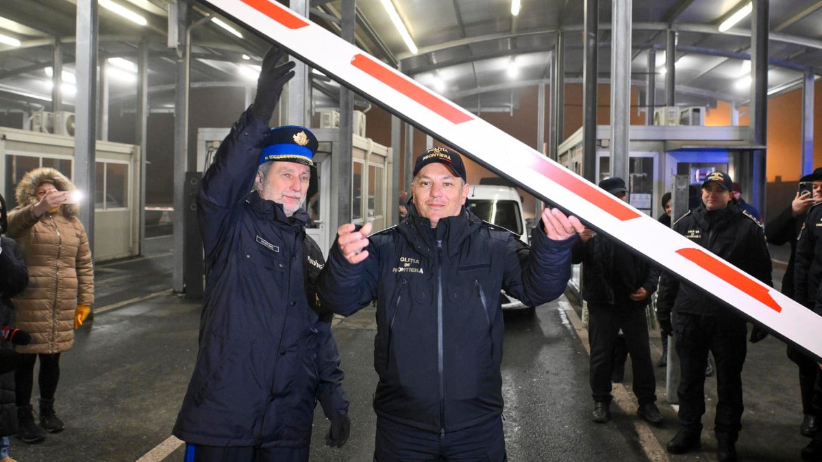 El teniente general de la policía húngara Janos Balogh y el inspector jefe Laurian Stoica, jefe de la Inspección General de la Policía de Fronteras de Rumanía, abren simbólicamente la frontera estatal entre Hungría y Rumanía la pasada nochevieja con motivo de la adhesión de Rumanía al espacio Schengen en el paso fronterizo de Csanádpalota.