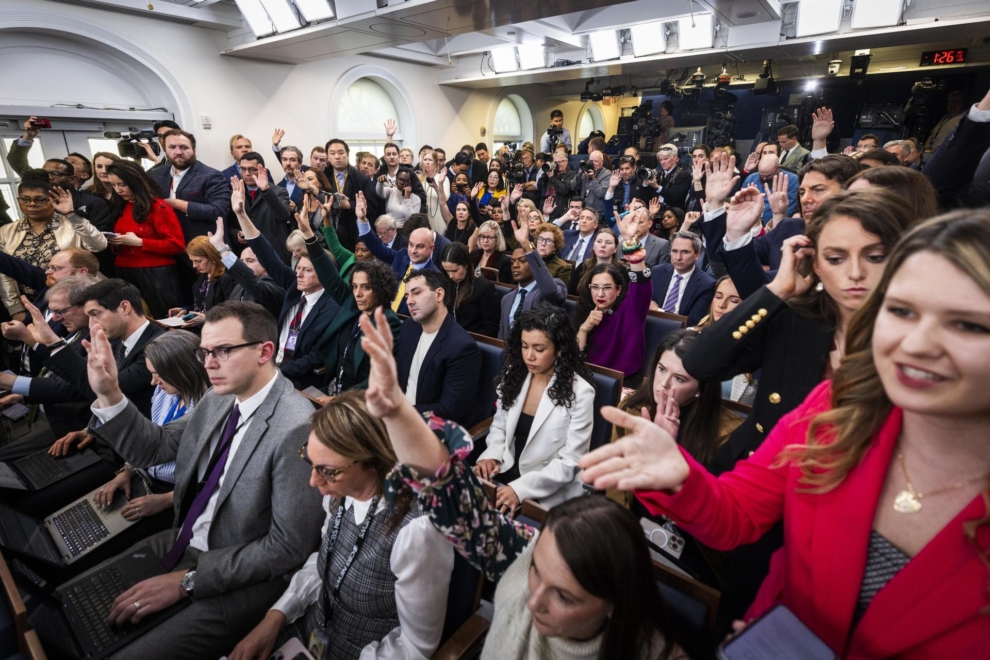 La sala de prensa de la Casa Blanca, abarrotada durante la primera comparecencia de Karoline Leavitt, este martes.