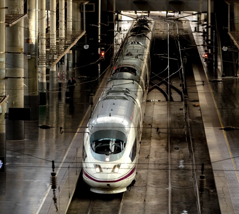 Muere una persona en Lleida al saltar sobre el vagón de un tren y tocar la catenaria