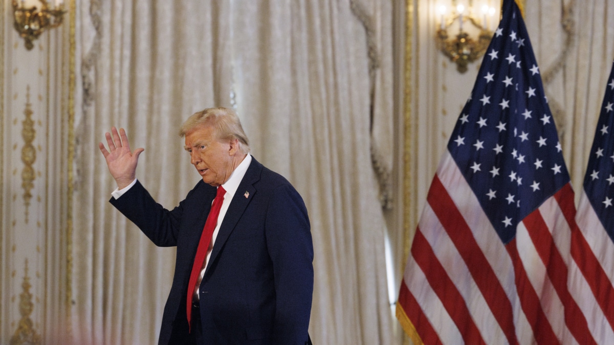 Donald Trump saluda a la salida de una rueda de prensa en su finca Mar-a-Lago, en Palm Beach.