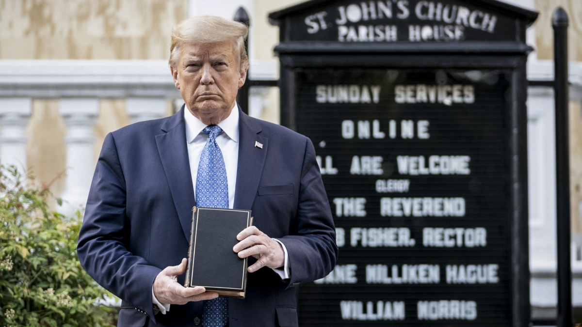 Por qué Donald Trump ha jurado su cargo con dos Biblias