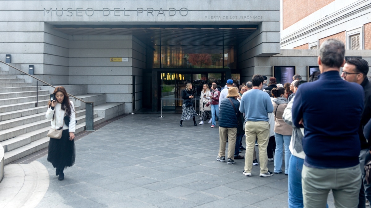 Varias personas hacen cola para entrar en el Museo Nacional del Prado, a 2 de noviembre de 2024