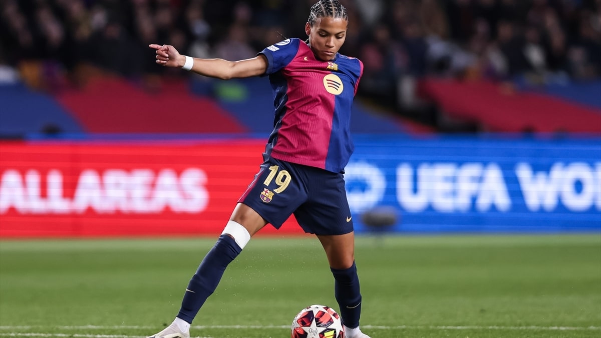 Vicky López del FC Barcelona Femenino en acción durante la fase de grupos de la UEFA Women's Champions League.