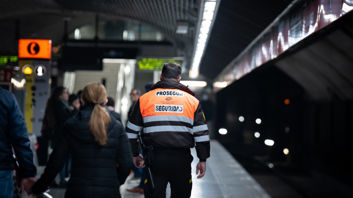 Agreden a un vigilante de metro en Barcelona por recriminar a dos personas que fueran sin billetes