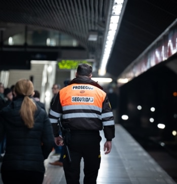 Agreden a un vigilante de metro en Barcelona por recriminar a dos [...]