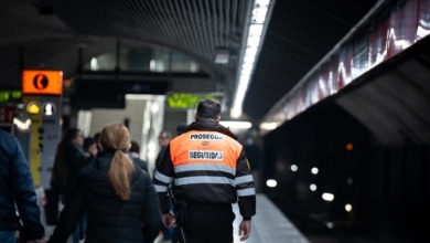 Agreden a un vigilante de metro en Barcelona por recriminar a dos personas que fueran sin billetes