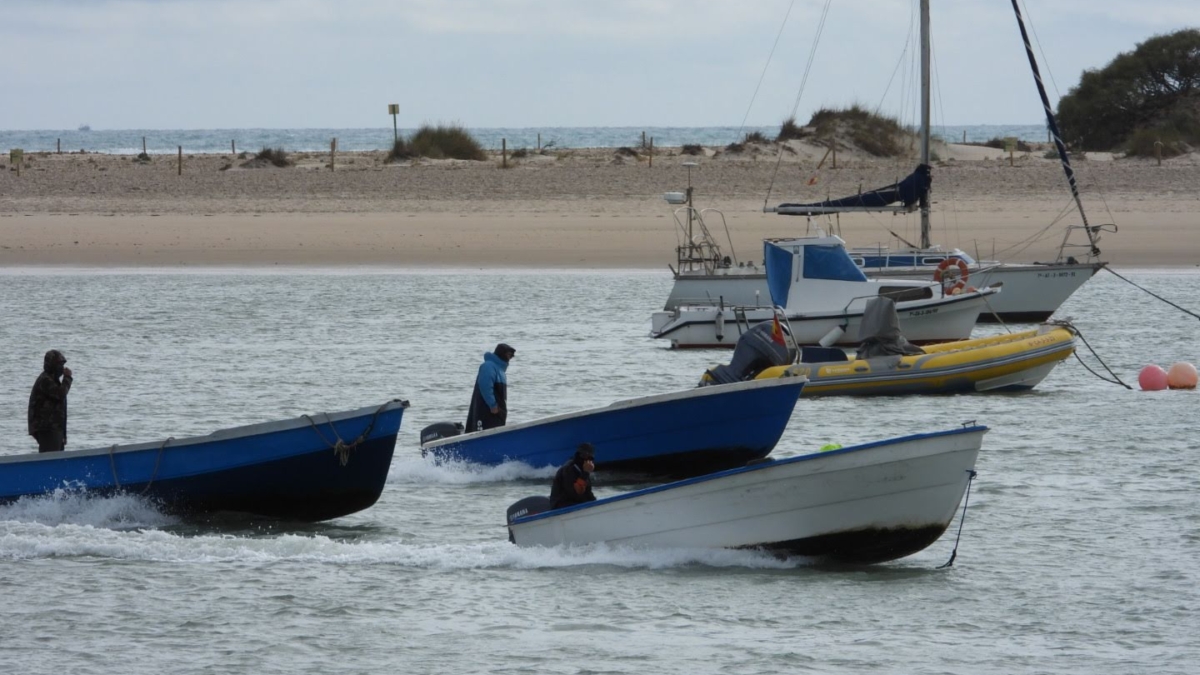 Varias lanchas preparadas para proveer de gasolina a los narcotraficantes en mitad del mar.