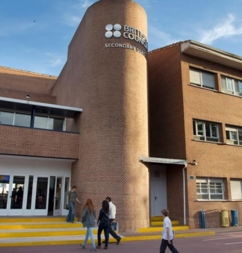 El elitista colegio British Council pide multar a una víctima de acoso [...]