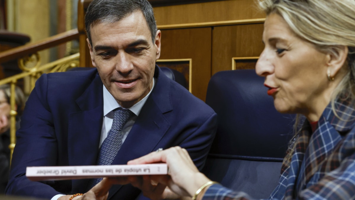 FOTODELDÍA MADRID, 12/02/2025.- El presidente del Gobierno, Pedro Sánchez y la vicepresidenta segunda y ministra de Trabajo, Yolanda Díaz, durante la primera sesión de control al Ejecutivo del año, este miércoles en el Congreso. EFE/ J.J.Guillen