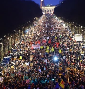 Más de 160.000 personas se manifiestan en Berlín contra el auge de [...]