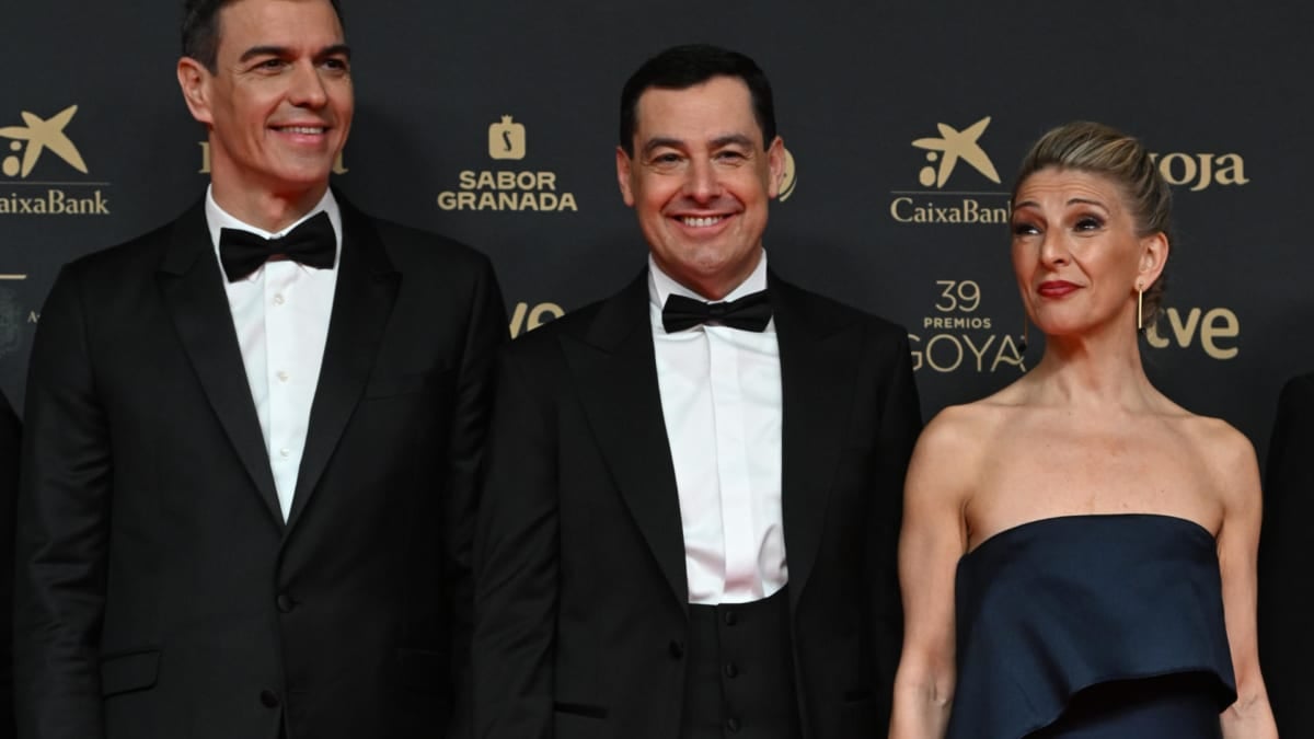 El presidente del Gobierno Pedro Sánchez, el presidente de la Junta de Andalucía Juanma Moreno y la ministra de Trabajo Yolanda Díaz posan en la alfombra roja de los Premios Goya.