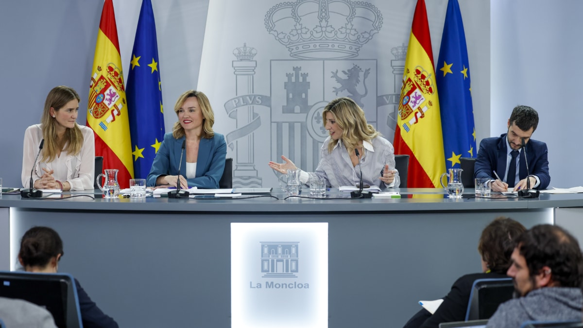 MADRID (ESPAÑA), 11/02/2025.- La ministra de Trabajo y vicepresidenta segunda del Gobierno, Yolanda Díaz (2d) junto con la ministra de Educación y portavoz del Gobierno, Pilar Alegría (2i), ministra de Transición Energética, Sara Aagesen (i) y el ministro de Derechos Sociales, Pablo Bustinduy (d) durante la rueda de prensa tras el Consejo de Ministros celebrado este martes en el Palacio de la Moncloa, Madrid. EFE/ Mariscal