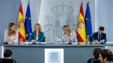 Guerra en directo en el Gobierno por la tributación del SMI: "Ni deliberación ni comunicación a Sumar. Nos enteramos por la prensa"