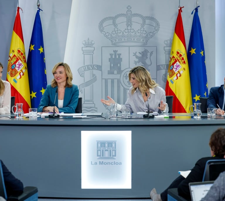 Guerra en directo en el Gobierno por la tributación del SMI: "Ni deliberación ni comunicación a Sumar. Nos enteramos por la prensa"