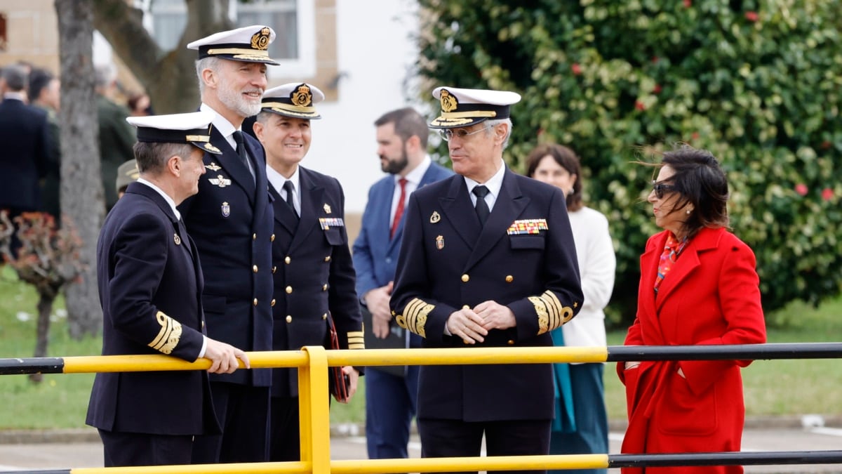 FERROL, 20/02/2025.- El rey Felipe VI acompañado por la ministra de Defensa, Margarita Robles (d), visita el Arsenal Militar de Ferrol, este jueves. EFE/ Kiko Delgado