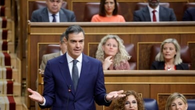 Sánchez evita de nuevo aludir a la tributación del SMI y define a Feijóo como un "colosal engaño"