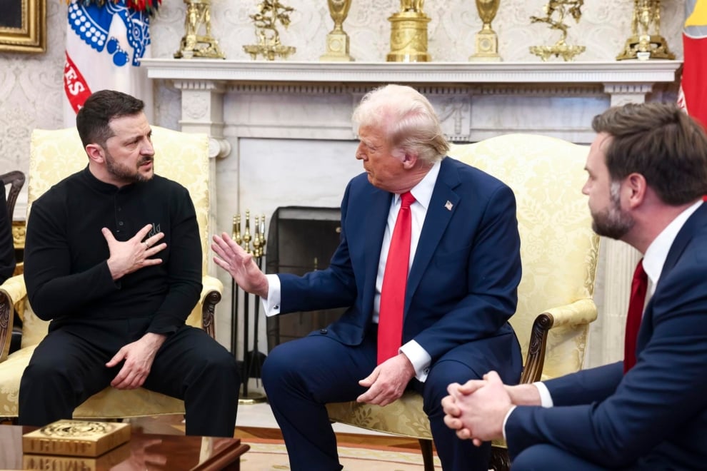 El presidente de Ucrania, Volodimir Zelenski, en un momento de máxima tensión en su reunión con el estadounidense Donald Trump y su vicepresidente JD Vance.