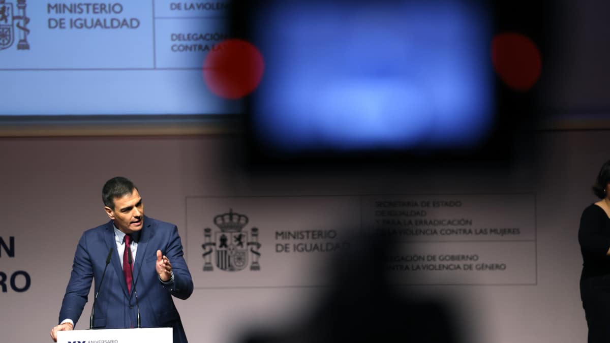 MADRID, 10/02/2025.- El presidente del Gobierno, Pedro Sánchez, interviene en el acto conmemorativo del 20º aniversario de la Ley contra la Violencia de Género, este lunes en Madrid. EFE/ Javier Lizon