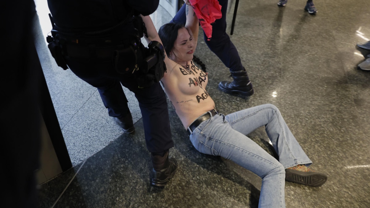 Una activista de Femen interrumpe la cumbre de Patriotas por Europa: "Al fascismo ni un paso más"