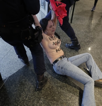 Una activista de Femen interrumpe la cumbre de Patriotas por Europa: "Al [...]