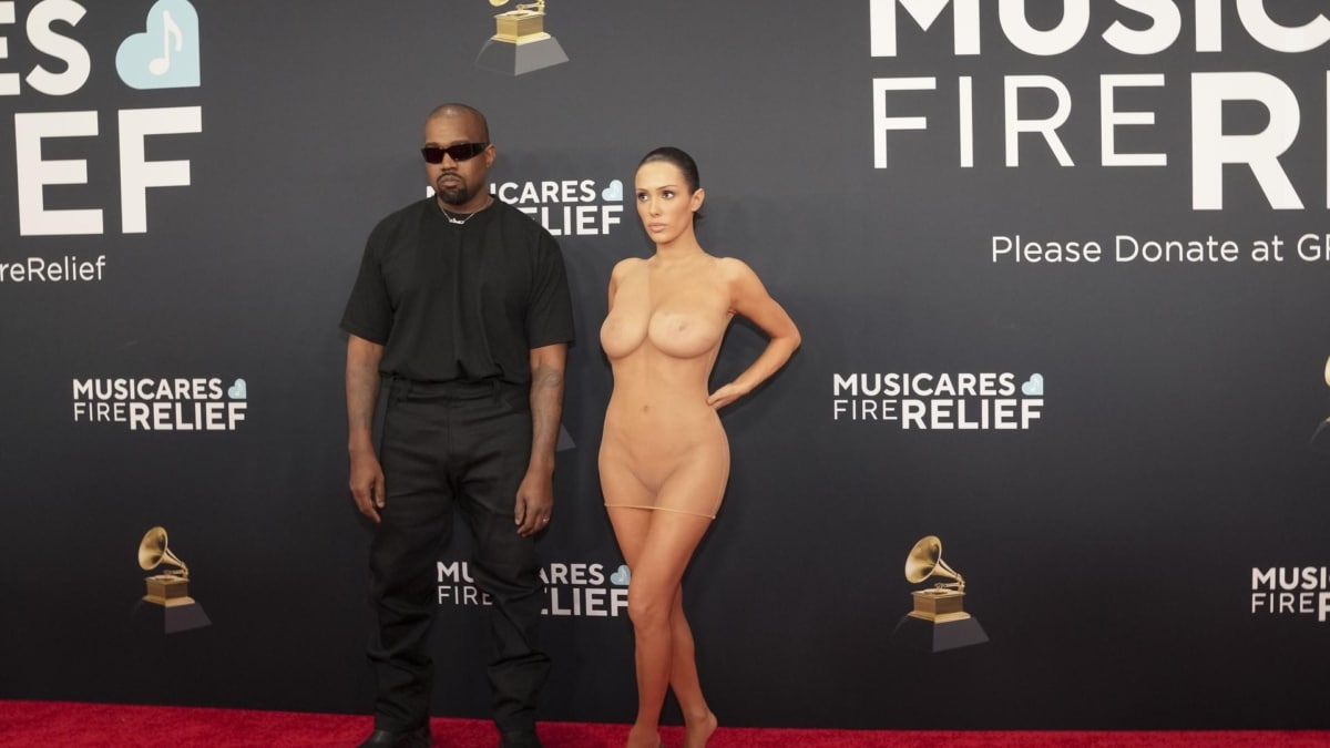 Kayne West y su novia, Bianca Censori, en la alfombra roja de la 67ª edición de los Premios Grammy