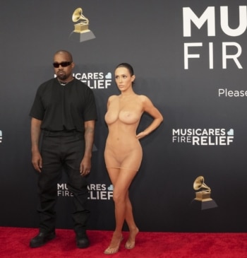 Kayne West y su novia, Bianca Censori, en la alfombra roja de la 67ª edición de los Premios Grammy