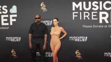 Polémica en los Grammy 2025: Bianca Censori posa 'desnuda' en la alfombra roja junto a Kanye West