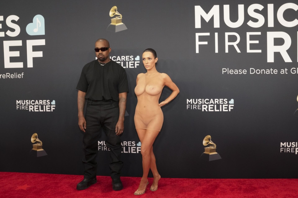 Kayne West y su novia, Bianca Censori, en la alfombra roja de la 67ª edición de los Premios Grammy