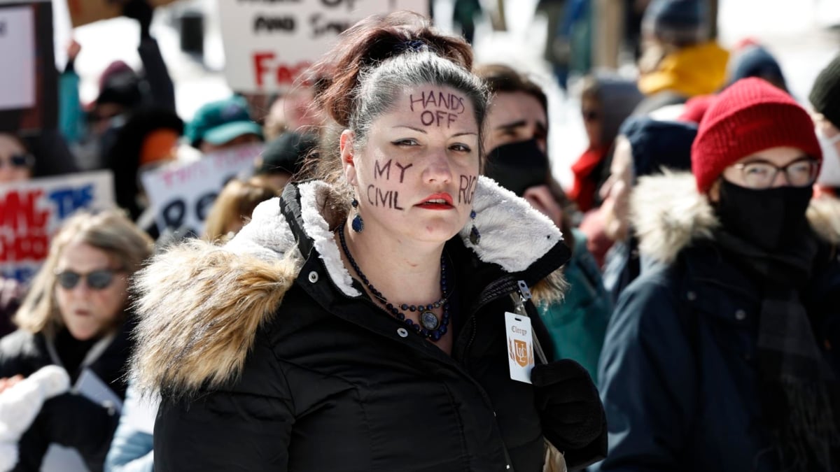 Una mujer participa en una protesta con motivo del Día del Presidente en Boston, Massachusetts.