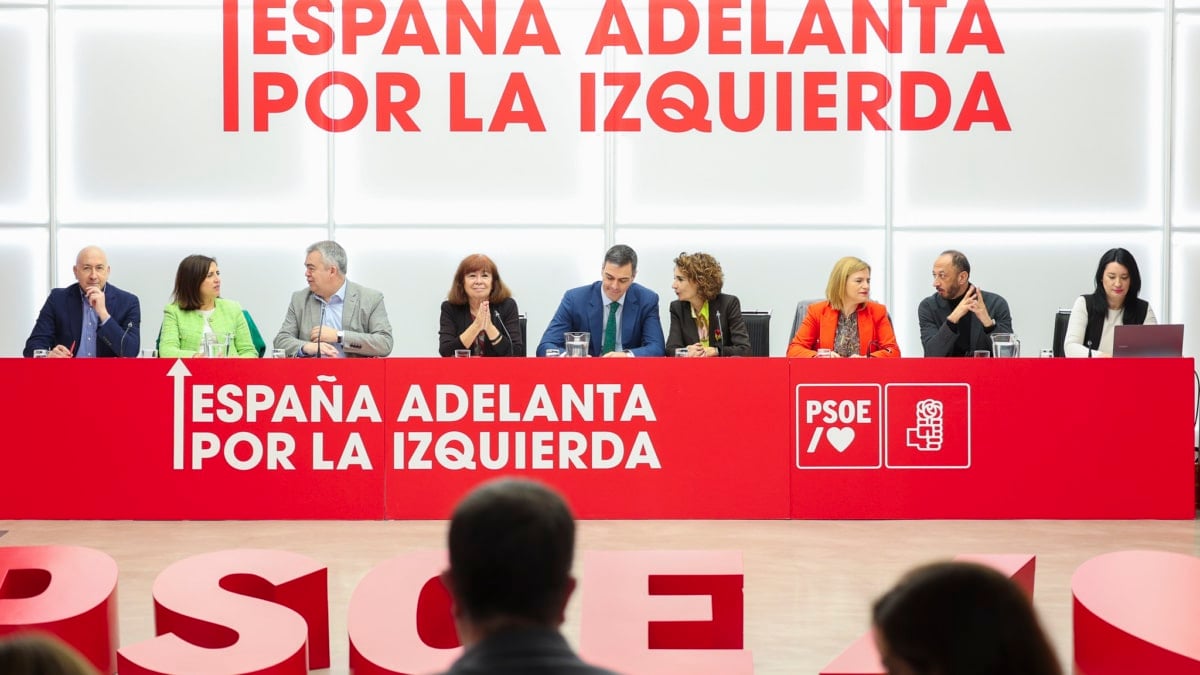 El secretario general del PSOE y presidente del Gobierno, Pedro Sánchez (c), junto a la vicesecretaria general del partido y vicepresidenta primera del Ejecutivo, María Jesús Montero, a su izquierda, en la reunión de la ejecutiva federal socialista, este 17 de febrero de 2025 en Ferraz.