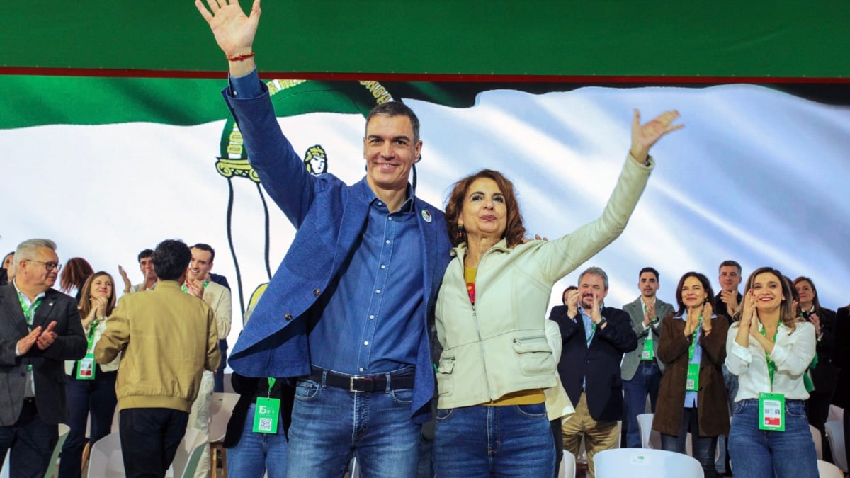 ARMILLA (GRANADA), 23/02/2025.- El presidente del Gobierno, Pedro Sánchez, junto a la vicepresidenta primera del Gobierno y nueva secretaria del partido Socialista de Andalucía, María Jesús Montero, durante la clausura del 15º Congreso del Partido Socialista Andaluz este domingo, en Armilla (Granada). EFE/Pepe Torres