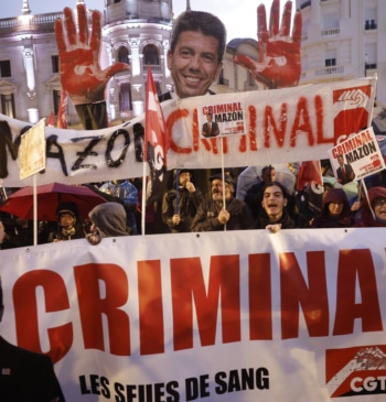 Miles de manifestantes recorren las calles de Valencia para exigir la dimisión [...]